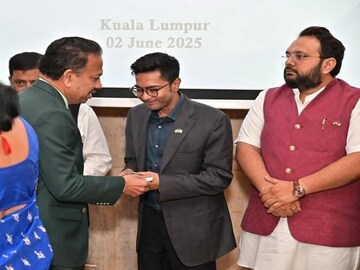 পাক সন্ত্রাস নির্মূল করতে জোরালো সওয়াল অভিষেকের