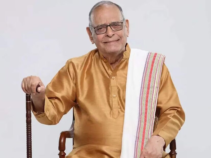 অচ্যুত পোতদার: বি-টাউনে বরাবরই জ্ঞানী এবং মর্যাদাপূর্ণ চরিত্রে অভিনয় করতে দেখা যায় অচ্যুত পোতদারকে। তবে তিনিও একসময় ভারতীয় সেনাবাহিনীতে কাজ করেছেন। পড়াশোনা শেষ করে যোগ দিয়েছিলেন ভারতীয় সেনাবাহিনীতে। এরপরে রুপোলি দুনিয়ায় সফল কেরিয়ার গড়তে সক্ষম হয়েছিলেন। সেনা হিসেবে কাজের অভিজ্ঞতার কারণেই যে কোনও চরিত্রকে গভীর ভাবে ফুটিয়ে তুলতে পারেন তিনি। 