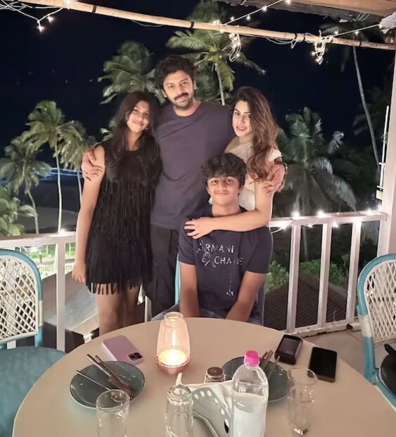 পুলিশ আরও জানিয়েছে যে, পুলিশ বিভাগে যোগাযোগের খাতিরে প্রসাদ সমস্ত কল ডিটেলস, মানুষের লোকেশন পেয়েছিল। এরপর সে হুমকি দিয়ে টাকা বার করত তাঁদের কাছ থেকে। এই ঘটনার তদন্তে নেমে পুলিশ মাদুরাইয়ের সশস্ত্র রিজার্ভ হেড কনস্টেবল সেন্থিলকে গ্রেফতার করে। নিজের বন্ধু প্রদীপ এবং জন নামে ঘানার এক ব্যক্তির মাধ্যমে কোকেন পেয়েছিল প্রসাদ। এরপর একটি মাদক পার্টির আয়োজন করে সে সেই কোকেন বিক্রি করেছিল। তল্লাশি চালাতে গিয়ে ১১ গ্রাম কোকেন বাজেয়াপ্ত করে পুলিশের একটি দল। সেই সঙ্গে মাদক সংক্রান্ত অনলাইন ট্র্যানজ্যাকশনের প্রমাণও হাতে এসেছে পুলিশের।