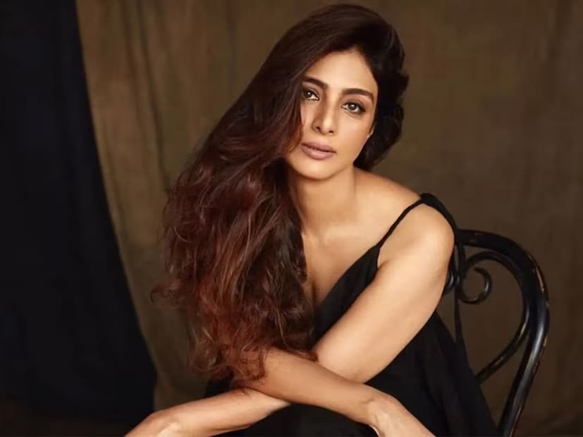 কিন্তু একজন অভিনেতার বিপরীতে টাবু ৩টি চরিত্রে অভিনয় করেছিলেন। আসলে ওই অভিনেতার মা, স্ত্রী এবং প্রেমিকার ভূমিকায় দেখা গিয়েছিল তাঁকে। আর সেই অভিনেতা হলেন নন্দমুরি বালাকৃষ্ণ। যিনি সকলের কাছে বালাইয়া বলে পরিচিত। তেলুগু সিনেমা দুনিয়ার একজন সুপারস্টার তিনি। একাধিক ছবিতে টাবুর সঙ্গে কাজও করেছেন। এই সকল ছবির মধ্যে অন্যতম হল ‘চেঙ্কেশব রেড্ডি’। এই ছবিটি পরিচালনা করেছিলেন ভি.ভি বিনায়ক। ২০২২ সালে মুক্তিপ্রাপ্ত এই ছবিটিতে ২টি চরিত্রে অভিনয় করেছিলেন তিনি। আর অভিনেতার দ্বৈত ভূমিকার মা এবং স্ত্রী চরিত্রে দেখা গিয়েছিল টাবুকে। আবার কে রাঘবেন্দ্র রাও পরিচালিত বায়োপিক ছবি ‘পাণ্ডুরঙ্গাড়ু’-তে বালাকৃষ্ণের প্রেমিকার ভূমিকায় অভিনয় করেছিলেন টাবু। (Photo: Instagram)