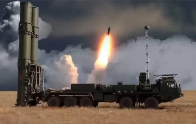 S-500 চিনের স্টিলথ J-35A ধ্বংস করতেও সক্ষম: S-500 বিমান প্রতিরক্ষা ব্যবস্থাও S-400 এর থেকে অনেক এগিয়ে। S-500-এর পরিসর ৬০০ কিলোমিটার। এটি ১৮০ থেকে ২০০ কিলোমিটার উচ্চতাতেও লক্ষবস্তু নিষ্ক্রিয় বা ধ্বংস করতে পারে। এমন পরিস্থিতিতে, S-500 পাকিস্তানের আবাবিল (২২০০ কিলোমিটার পাল্লা), শাহিন-৩ (২৭৫০ কিলোমিটার পাল্লা) এবং চিনের DF-21D এবং DF-26-এর মতো ক্ষেপণাস্ত্র থেকে সুরক্ষা প্রদান করতে সক্ষম। ইরান হাইপারসনিক ক্ষেপণাস্ত্র দিয়ে ইজরায়েলে আক্রমণ করেছিল, যা আয়রন ডোমের মতো প্রতিরক্ষা ব্যবস্থাও ধরতে পারেনি। এর ফলে ইজরায়েলে ব্যাপক ধ্বংসযজ্ঞ হয়েছে। S-500 ক্ষেপণাস্ত্র প্রতিরক্ষা ব্যবস্থা এই ক্ষেত্রে খুবই শক্তিশালী। এই কারণেই ভারত এটি অর্জনের চেষ্টা করছে। পঞ্চম প্রজন্মের যুদ্ধবিমানের যুগ: S-500 ক্ষেপণাস্ত্র প্রতিরক্ষা ব্যবস্থাকে পঞ্চম প্রজন্মের বিমানের মৃত্যুদূতও বলা হয়। (Representative Image)