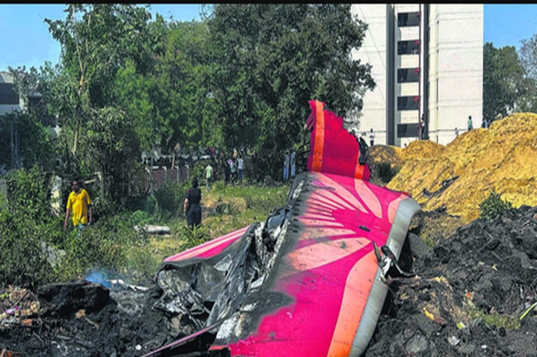 মৃত দুই বিমানচালকের উপরে দায় চাপানোর চেষ্টা? আহমেদাবাদ তদন্ত নিয়ে প্রশ্ন পাইলট সংগঠনের