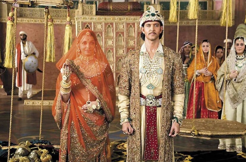 ঐতিহাসিক ধারার এই ছবিতে ঐশ্বর্যকে জমকালো রাজকীয় পোশাকে দেখা গিয়েছিল। সেই সমস্ত পোশাকের ডিজাইন দেখে সকলেই প্রশংসায় পঞ্চমুখ হয়েছিলেন। সিল্কের শাড়ি থেকে শুরু করে শিয়ার এম্বেলিশড লেহেঙ্গা এবং জমকালো ভারি গহনা যেন জোধা-রূপী ঐশ্বর্যর সৌন্দর্যে একটা আলাদাই মাত্রা যোগ করেছিল। বলাই বাহুল্য যে, এই ছবিতে অভিনেত্রীই হয়ে উঠেছিলেন আকর্ষণের কেন্দ্রবিন্দু। 