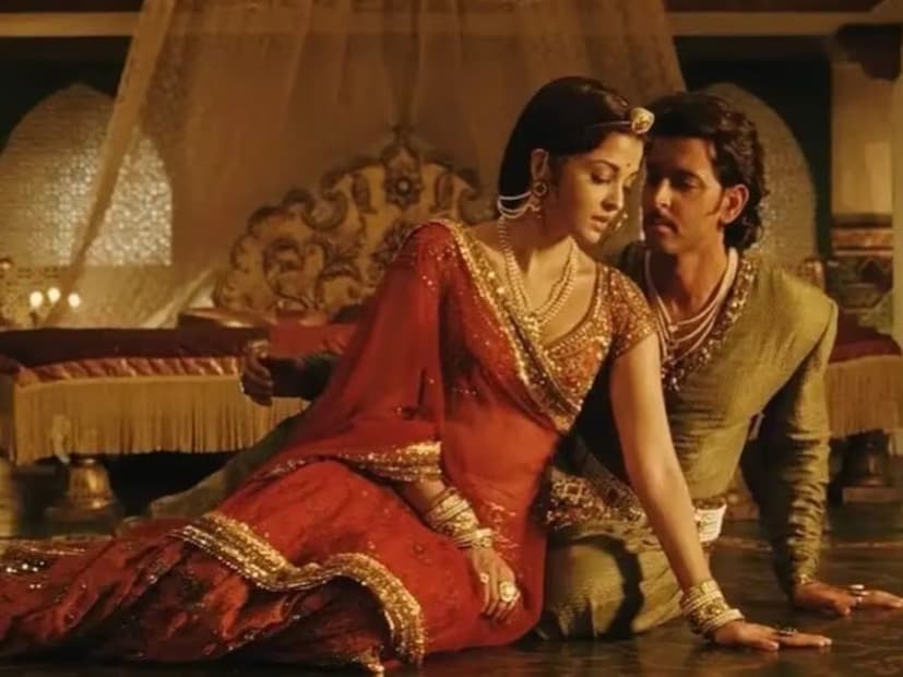 ছবিতে অভিনয় এবং সাজসজ্জার-স্টাইলিংয়ের জোরে ভক্তদের মুগ্ধ করেছিলেন ঐশ্বর্য রাই। পুরো ছবিতে ২০০ কেজি ওজনের অলঙ্কার পরেছিলেন অভিনেত্রী। এর মধ্যে ২০ কেজি ছিল খাঁটি সোনার গয়না। আর রাইসুন্দরীর এই অলঙ্কারের পিছনে ছিল ৭০ জন শিল্পীর কঠোর পরিশ্রম। প্রায় প্রতিটি গয়নাই মুক্তো আর চুনী খচিত ছিল। অভিনেত্রীর এই এত পরিমাণ গয়নার জন্য শ্যুটিংয়ের সময় ৫০ জন নিরাপত্তা রক্ষীকে ভাড়া করতে হয়েছিল ছবির নির্মাতাদের। আর ঐশ্বর্যর সমস্ত গয়নাই ডিজাইন করেছিলেন তারকা ডিজাইনার নীতা লুল্লা।