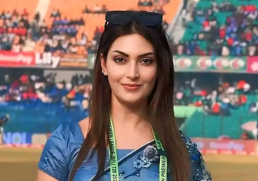 এশা সাগরকে পরমিশ বর্মা, গুড সিদ্ধু, অর্জ বেনিপাল, গিপ্পি গ্রেওয়াল, কুলবীর জিঞ্জার ও প্রেম ঢিল্লোঁর মতো শিল্পীদের সঙ্গে একাধিক মিউজিক ভিডিওতে দেখা গিয়েছে। তাঁর ক্রিকেট অ্যাঙ্করিং-এর প্রশংসা করেন অনেকে।