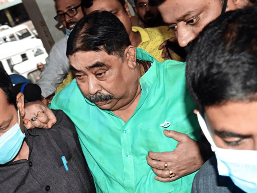 ওই মেডিক্যাল রিপোর্টে সই রয়েছে হিটলার চৌধুরী নামে জনৈক চিকিৎসকের। আর সেখানেই বিতর্ক দানা বেঁধেছে। তবে অনুব্রত মণ্ডলকে যেহেতু পাঁচ দিন শয্যাশায়ী থাকার নির্দেশ দিয়েছেন চিকিৎসক তাহলে তিনি কী কোভিড টেস্ট কোনও বেসরকারি নার্সিংহোম বা সরকারি হাসপাতাল অথবা বাড়িতে করাবেন নাকি সেই নিয়ে এখনও কিছু পরিষ্কার নয়। Input- Souvik Roy 