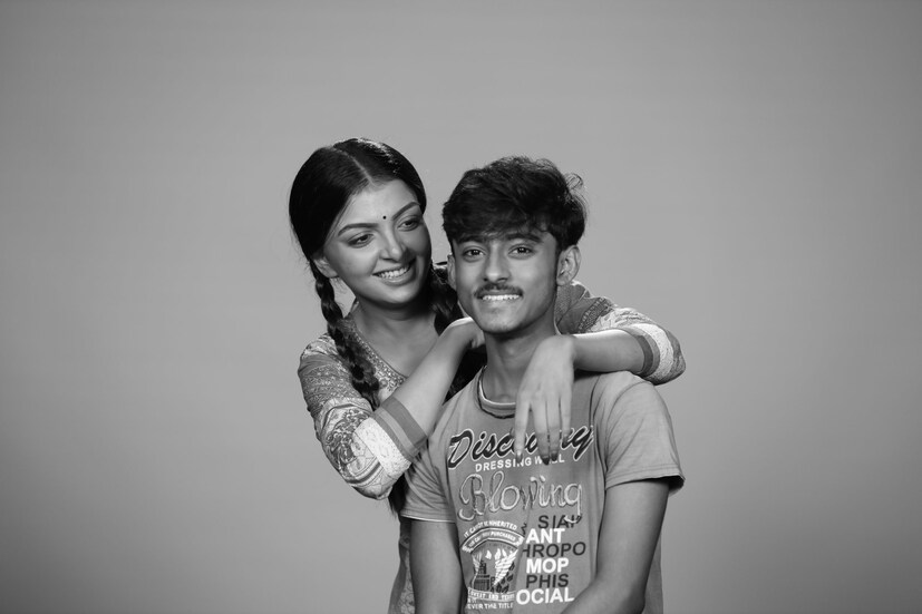 অভিনেত্রী আরও বলেন যে, “প্রফেসর সেনগুপ্ত-র গল্পে একাধিক লেয়ার রয়েছে এবং আমি নিজেকে ভাগ্যবান মনে করি যে, আমি জয় সেনগুপ্ত এবং জয়জিৎ বন্দ্যোপাধ্যায়ের মতো প্রতিভাবান সিনিয়র অভিনেতাদের সঙ্গে কাজ করার সুযোগ পেয়েছি, যাঁদের আমি ছোটবেলা থেকে পর্দায় দেখে বড় হয়েছি। আমার সমসাময়িক জিৎসুন্দর এবং অনুজার সঙ্গে অভিনয় করেও খুবই উপভোগ করেছি। যদিও আমরা প্রথমবার একসঙ্গে কাজ করছিলাম, তবে আমরা একে অপরের সঙ্গে ভাল সম্পর্কও গড়ে তুলেছি এবং নিজেদের অভিনয় আরও ভাল করার জন্য একে অপরকে সাহায্য করেছি। সরল, তরুণ চাকরিজীবী এক মেয়ে শ্রেষ্ঠার চরিত্র ফুটিয়ে তোলা সত্যিই একটি চমৎকার অভিজ্ঞতা ছিল। সে তার কাজ এবং ব্যক্তিগত জীবনের ভারসাম্য বজায় রাখে। সে একজন সাধারণ ও সুন্দরী মেয়ে, যার মুখে সব সময় হাসি লেগেই থাকে এবং সে গভীর ভাবে পর্যবেক্ষণ করতে পারে। আর মানুষের ব্যক্তিত্ব সম্পর্কে ভাল ধারণা তৈরী করতে পারে। আমি অত্যন্ত উৎসাহের সঙ্গে এই সিরিজের ট্রেলার লঞ্চের জন্য অপেক্ষা করছি।”