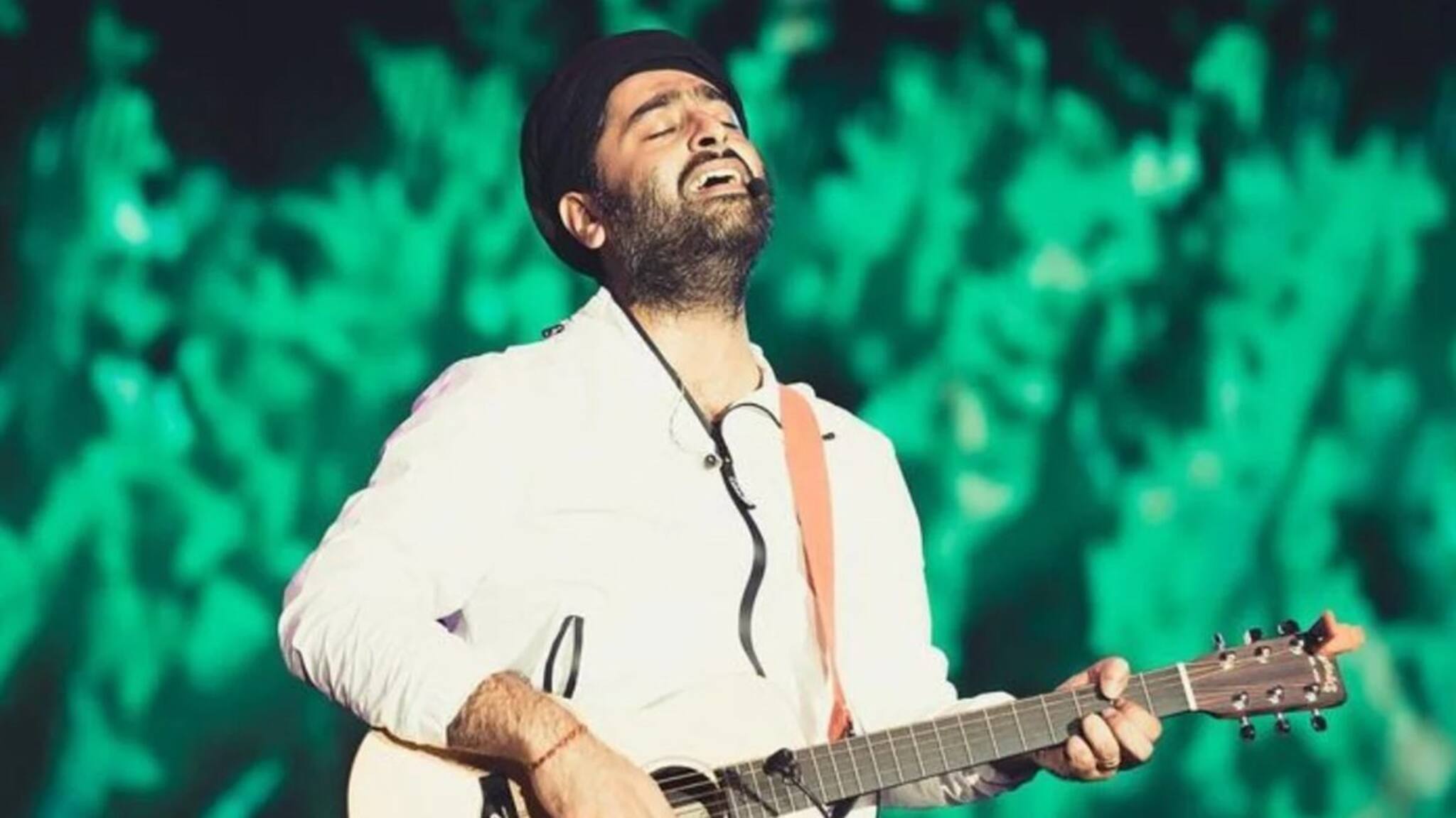 Arijit Singh: ঠিক যেন ঘরের ছেলে, গুরু মা-কে বরণ করেই ধরলেন গান, খোশমেজাজে অরিজিৎ সিং