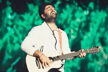 ঠিক যেন ঘরের ছেলে, গুরু মা-কে বরণ করেই ধরলেন গান, খোশমেজাজে অরিজিৎ সিং