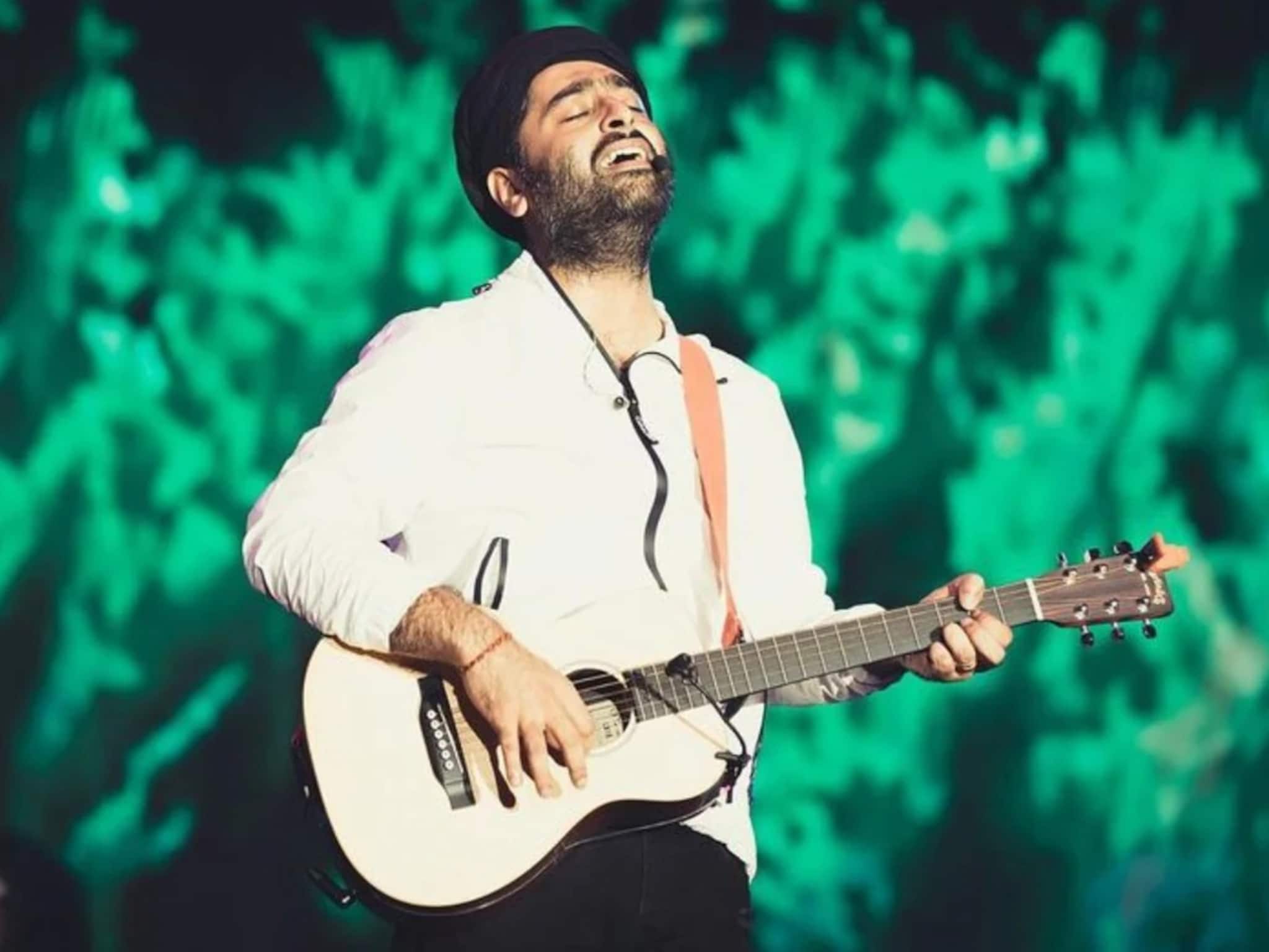 Arijit Singh: ঠিক যেন ঘরের ছেলে, গুরু মা-কে বরণ করেই ধরলেন গান, খোশমেজাজে অরিজিৎ সিং