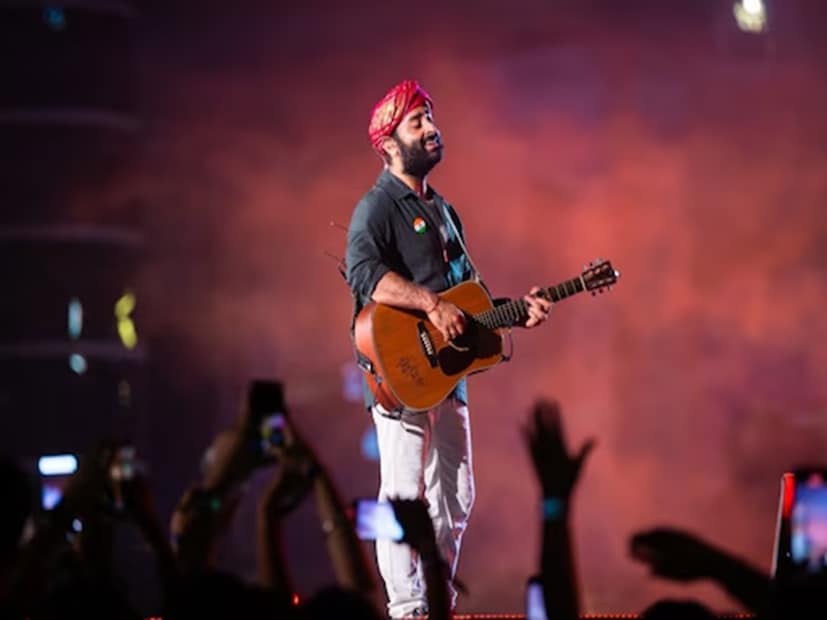 বছরের পর বছর ধরে অরিজিৎ সিনেমার গানকে এক অন্য মাত্রা দিয়ে চলেছেন। আশিকি ২-এর ‘তুম হি হো’, অ্যায় দিল হ্যায় মুশকিলের ‘চন্না মেরেয়া’, ব্রহ্মাস্ত্রের ‘কেসরিয়া’ এবং বরফির ‘ফির লে আয়া দিল’-এর মতো গানের মাধ্যমে তাঁর কণ্ঠ রোম্যান্টিকতার প্রতীক হয়ে উঠেছে। মন খারাপের দিন হোক বা আনন্দের উদযাপন, অরিজিৎ সব গানেই সমান পারদর্শী, হৃদয়স্পর্শী তো বটেই!