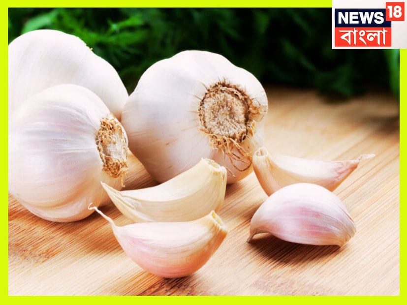 প্রতিদিন সকালে খালিপেটে রসুন খেলে বাড়ে স্ট্যামিনা ৷ একই সঙ্গে পুরুষদের পৌরুষত্ব বাড়ে বেশ কয়েকগুণ ৷ খালি পেটে রসুন খেলে চমৎকার ফল পাওয়া যায় ৷ প্রতীকী ছবি ৷
