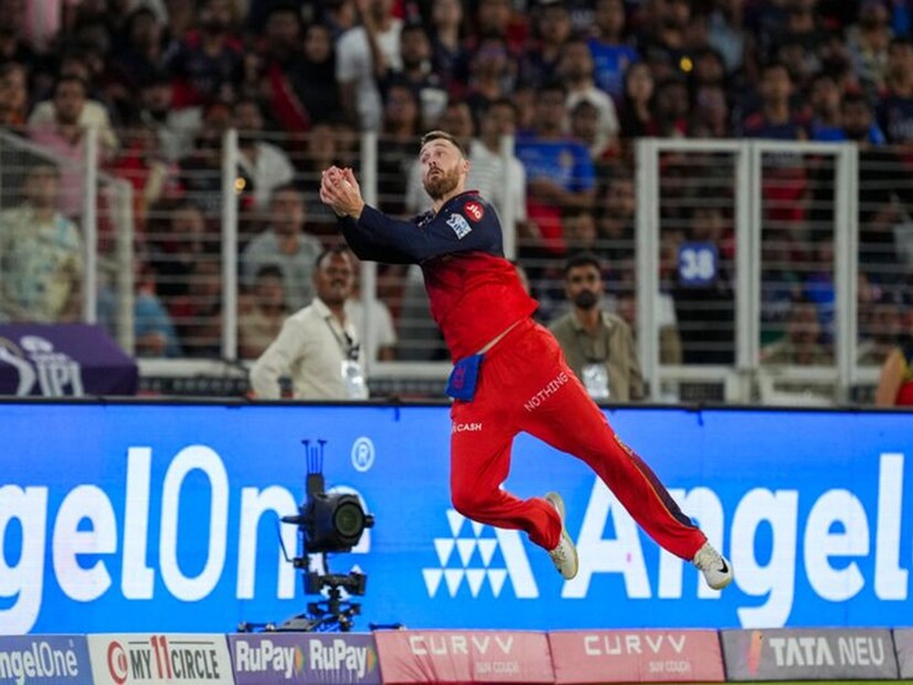 আইপিএল ২০২৫ মরশুম চলাকালীন পঞ্জাব কিংসের বিরুদ্ধে চেন্নাই সুপার কিংসের ডেওয়াল্ড ব্রেভিসের নেওয়া দুর্ধর্ষ ক্যাচটি দ্বিতীয় ক্যাটাগরিতে পড়বে। ২০২৬ সালের অক্টোবর মাস থেকে এই নতুন নিয়মটি লাগু হবে। যদিও এটি আগামী সপ্তাহের মধ্যেই আইসিসি-র খেলার অবস্থার মধ্যে প্রতিফলিত হবে। পুরনো নিয়মের আওতায় কেবল সেই সব ক্যাচ ধরা নিষিদ্ধ ছিল, যেখানে খেলোয়াড় বল এবং মাটি উভয়ের সংস্পর্শে থাকে এবং দড়ির বাইরে থাকে। উপরে উল্লিখিত প্রতিবেদন অনুযায়ী, এমসিসি মনে করে যে, এর ফলে কিছু অস্বাভাবিক ধরনের ক্যাচ ধরা হয়, যেটাকে বেশিরভাগ ক্রিকেটপ্রেমীই অন্যায্য বলে করেন। (File Photo)