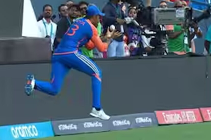 19.5.2.2 যদি বলটি বাউন্ডারির বাইরে ঝাঁপানো কোনও ফিল্ডারের দ্বারা খেলার মাঠে আবার ফিরে আসে, সেটা অন্য কোনও ফিল্ডারের কাছে অথবা গ্রাউন্ডেই হোক, তাহলে বাইরে ঝাঁপানো ওই ফিল্ডারকে বাউন্ডারির ভিতরেই মাটি স্পর্শ করে নামতে হবে বলটি ডেড না হওয়া পর্যন্ত ভিতরেই থাকতে হবে। নাহলে একটা বাউন্ডারি স্কোর হয়ে যেতে পারে। (File Photo)