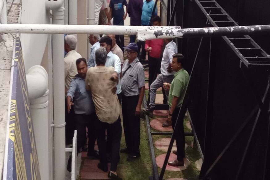 ইডেন সাক্ষী থাকলো এক বেশরম অধ্যায়ের। মুখে অশ্রাব্য গালিগালাজ। কর্তারা তেড়ে যাচ্ছেন