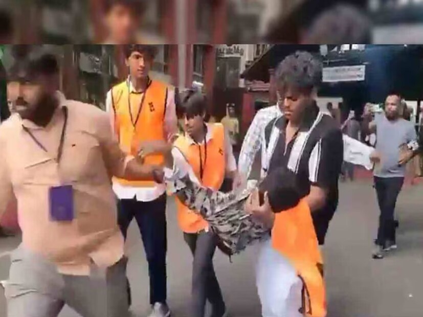 কর্ণাটক ক্রিকেট সংস্থা মৃতদের পরিবার প্রতি ৫ লক্ষ টাকা করে ক্ষতিপূরণ ঘোষণা করেছে। KSCA-এর তরফে বিবৃতি দিয়ে জানানো হয়েছে, ‘‘প্রিয়জনকে হারানো পরিবারগুলির জন্য RCB এবং KSCA যৌথ ভাবে ৫ লক্ষ টাকা করে ক্ষতিপূরণ ঘোষণা করছে। আমাদের আশা, শোকের সময় এই পদক্ষেপ তাঁদের জন্য কিছুটা সহায়ক হবে। তাঁরা হয়তো কিছুটা সান্ত্বনা পাবেন। এই ক্ষতিপূরণ কখনও মানুষের জীবনের মূল্য নির্ধারণ করতে পারে না। তেমন উদ্দেশ্যও নেই আমাদের। এই কঠিন সময়ে আমরা শুধু পরিবারগুলির পাশে থাকতে চাইছি। আশা করি আমাদের অবস্থান সকলে বুঝতে পারবেন।’’