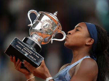 French Open Champion: সুরকির কোর্টে ২১ বছরের কোকো গফের দারুণ দাপট, এক নম্বর তারকাকে হারিয়ে জিতলেন ফরাসি ওপেন French Open Champion: সুরকির কোর্টে ২১ বছরের কোকো গফের দারুণ দাপট, এক নম্বর তারকাকে হারিয়ে জিতলেন ফরাসি ওপেন