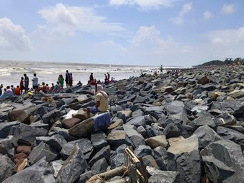 দিঘার সমুদ্র সৈকতে জোয়ারের সময় ডুবে যায় আবার ভাটার সময় ভেসে ওঠে এই বস্তুটি। অনেকে দেখেন, কিন্তু বুঝতে পারেন না এই জিনিসটি এত বছর ধরে দিঘার সমুদ্রের পাড়ে কেন রয়েছে! কী এটি!