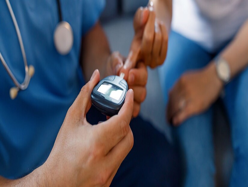 যাঁরা ডায়াবেটিসে ভুগছেন, তাঁরাও নিয়মিত নিমপাতা খাওয়া এড়িয়ে চলুন। 