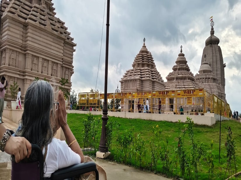 এদিন নামগান নাম সংকীর্তন-সহ বিশেষ পুজো পাঠের মাধ্যমে প্রতিটি জেলার নামে আলাদা আলাদা খোয়া ক্ষীর অর্পণ করে জগন্নাথ দেবকে পুজো দেওয়া হয়। ৩০ জন মহিলা এই বিশেষ দায়িত্বে ছিলেন। জগন্নাথ দেবের মহাপ্রসাদের মাহাত্ম্য রয়েছে। এবার সেই প্রসাদ বাড়ি বাড়ি পৌঁছে যাবে।'