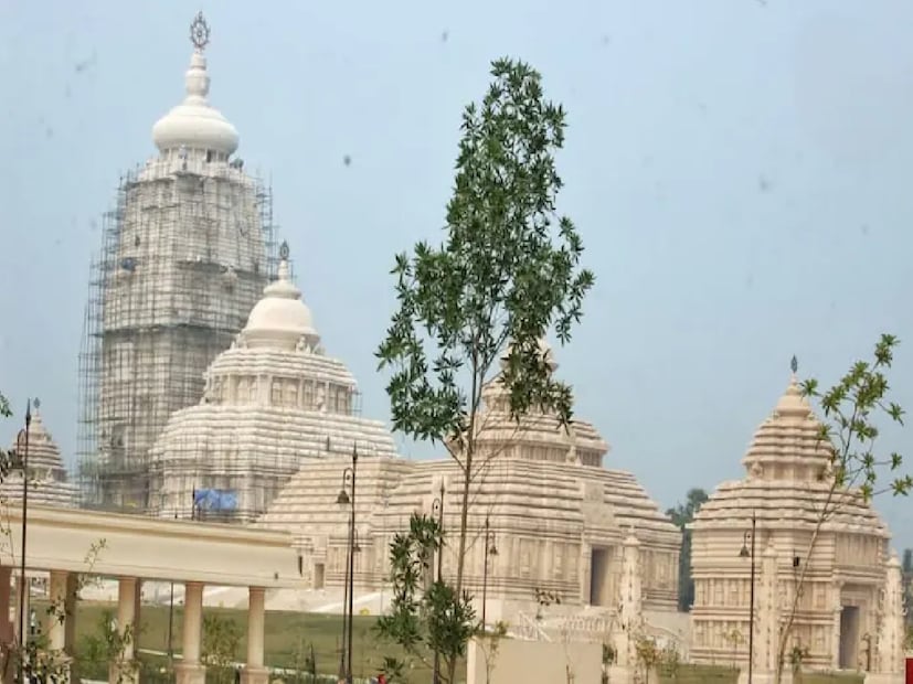 জগন্নাথ দেবের স্নানযাত্রা। দিঘা জগন্নাথ মন্দিরে প্রথমবার জগন্নাথ দেবের স্নানযাত্রা শুরু হয়েছে। আর স্নানযাত্রার এই পবিত্র দৃশ্য দেখতে বহু ভক্তের সমাগম হয়েছে দিঘা জগন্নাথ মন্দিরে। নিয়ম ও তিথি মেনে সকাল ১১ টার পর স্নানযাত্রা শুরু হয় জগন্নাথ মন্দিরে। এদিন ১০৮ কলসি পবিত্র জল দিয়ে দেবতাদের স্নান করানো হয়।
