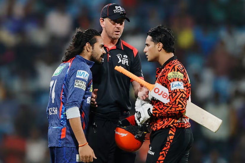 বলে রাখা ভাল, রাঠি এই ম্যাচে মোট সাতটি উইকেট নিয়েছেন, যার মধ্যে টানা ৫ বলে ৫ উইকেটের রেকর্ড রয়েছে। লিগের নাম উল্লেখ না করলেও গোয়েঙ্কার পোস্ট বলে দিচ্ছে যে এক লোকাল টি-টোয়েন্টি ম্যাচের সময় রাঠি নিজের বিধ্বংসী ক্ষমতার প্রমাণ দিয়েছেন। ভিডিওতে দেখা যাচ্ছে, ব্যাটিং দল ইতিমধ্যেই সমস্যায় পড়েছে, ৩৬ বলে ১১৩ রান দরকার। রাঠি আরও জোরে বল করে ব্যাটিং লাইনআপ ভেঙে দিলেন, চারজন ব্যাটসম্যান বোল্ড আউট এবং পঞ্চমজন এলবিডব্লিউর ফাঁদে পড়লেন। (File Photo)
