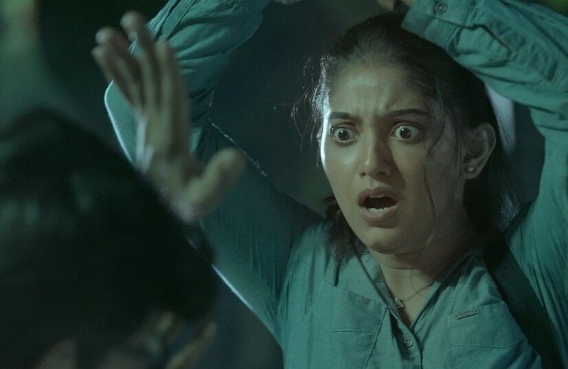 ছোট পর্দায় তুমুল জনপ্রিয়তা লাভ করেছেন অভিনেত্রী দীপান্বিতা রক্ষিত। সৌজন্যে ‘খুকুমণি হোম ডেলিভারি’ এবং ‘তুঁতে’। এই দুই ধারাবাহিকের হাত ধরেই যেন দর্শকদের ঘরের মেয়ে হয়ে উঠেছিলেন তিনি। তবে বেশ কিছু সময় ধরে ছোট পর্দা থেকে দূরে রয়েছেন তিনি। অবশ্য এবার তিনি পা রাখতে চলেছেন ওয়েব সিরিজের দুনিয়ায়। আগামী জুলাই মাসেই ক্লিক ওটিটি প্ল্যাটফর্মে আসতে চলেছে ওয়েব সিরিজ ‘প্রফেসর সেনগুপ্ত’। পরতে পরতে রোমহর্ষক রহস্যে ভরা এই থ্রিলার ধর্মী ওয়েব সিরিজের প্রথম ঝলক সম্প্রতি প্রকাশ্যে এসেছে। আর ‘প্রফেসর সেনগুপ্ত’-র হাত ধরেই প্রথম বার ওয়েব সিরিজে অভিনয় করতে চলেছেন দীপান্বিতা। তাঁর পাশাপাশি এই সিরিজে গুরুত্বপূর্ণ ভূমিকায় দেখা যাবে জয় সেনগুপ্ত, জয়জিৎ বন্দ্যোপাধ্যায়, অনুজা রায় এবং জিৎসুন্দর চক্রবর্তীকে।