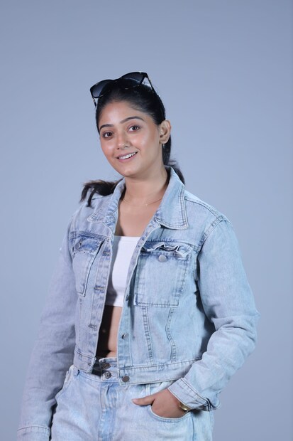 তিনি আরও বলেন যে, “KLiKK-এর সঙ্গে এটা আমার চতুর্থ কাজ হলেও জয় সেনগুপ্ত, জয়জিৎ, দীপান্বিতা, জিৎসুন্দর - এঁদের সকলের সঙ্গে এটা আমার প্রথম কাজ। আর প্রথম কাজ হলেও শ্যুটিং ফ্লোরে সেটা আমি কখনওই টের পাইনি। আমাদের ইদানীং খুবই কম সময়ের মধ্যেই শুটিং শেষ করতে হয়। অভিনেতা-অভিনেত্রীদের অভিনয় নিয়ে নতুন করে কিছু বলার নেই। কারণ তাঁরা প্রত্যেকেই এই ইন্ডাস্ট্রিতে যথেষ্ট অভিজ্ঞ। আমার গাইডেন্স মেনে তাঁরা অসাধারণ অভিনয় করেছেন। আর তার ফলাফল সিরিজ মুক্তি পেলেই আপনারা দেখতে পাবেন।”