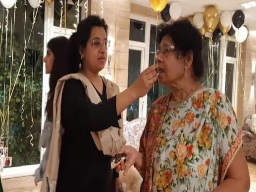 কিন্তু এই সমস্যা সঠিক সময়ে চিকিৎসা না করালে তা প্রাণঘাতীও হতে পারে৷ হঠাৎই বাড়িতে সৌরভের শাশুড়ি অসুস্থ বোধ করায় তাঁকে নিয়ে হাসাপাতালে পৌঁছে যান তাঁর মেয়ে ডোনা৷