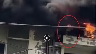 দ্বারকায় বহুতলে মারাত্মক আগুন থেকে বাঁচতে মরণ ঝাঁপ- Photo- X Account Video Grab
