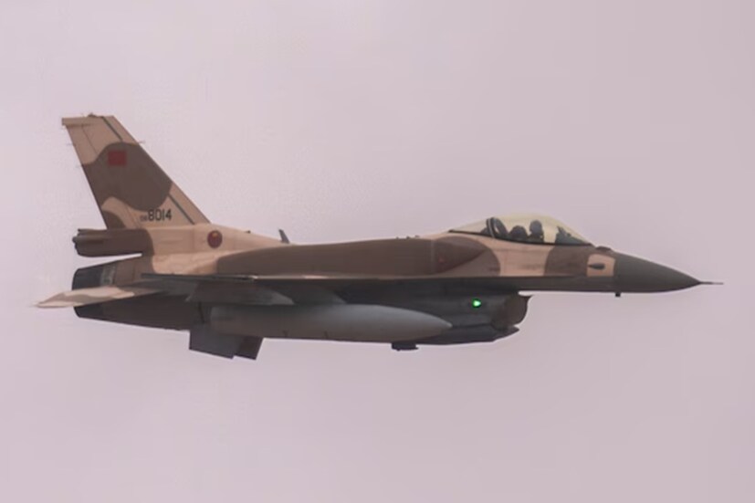 F-21 এবং F-35-এর মধ্যে পার্থক্য: F-21 হল লকহিড মার্টিনের ৪.৫ প্রজন্মের যুদ্ধবিমান, যা F-16-এর একটি উন্নত সংস্করণ। এটি বিশেষভাবে ভারতের চাহিদার কথা মাথায় রেখে তৈরি করা হয়েছে এবং মেক ইন ইন্ডিয়ার অধীনে টাটা গ্রুপের সহযোগিতায় ভারতে তা তৈরিও করা যেতে পারে। ইন্ডিয়ান এক্সপ্রেসের একটি প্রতিবেদন অনুসারে, এতে আধুনিক রাডার (AESA), উন্নত ককপিট এবং মিশন কম্পিউটার রয়েছে। এই বিমানটি আকাশ থেকে আকাশ এবং আকাশ থেকে ভূমিতে মিশনের জন্য উপযুক্ত। এর প্রতি জেটের দাম প্রায় ১০০ মিলিয়ন ডলার (ভারতীয় মুদ্রায় প্রায় ৮৫০ কোটি টাকা)। ভারতের চাহিদা অনুসারে যদি এতে আরও পরিবর্তন আনা হয়, তাহলে দাম বাড়তে পারে। অন্য দিকে, F-35 হল একটি ৫ম প্রজন্মের স্টিলথ জেট। এতে রাডার, উন্নত সেন্সর এবং ডেটা শেয়ারিং প্রযুক্তি এড়ানোর ক্ষমতা রয়েছে। হিন্দুস্তান টাইমসের মতে, এর প্রতি জেটের দাম ১১০-১৫০ মিলিয়ন ডলার।