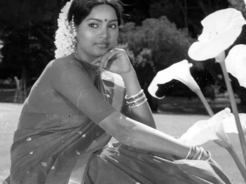 সিনেমার জগতে এমন অনেক অসাধারণ উজ্জ্বল তারকারা রয়েছেন, যারা খুব কম দিনেই ছাপ ফেলে গেছেন৷ কিন্তু প্রেমে অন্ধ হয়ে অকালে জীবনটাই শেষ করে ফেলেছিলেন এই অভিনেত্রী৷ জানেন কে ছিলেন এই জনপ্রিয় অভিনেত্রী?