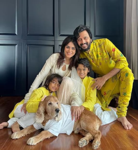 রীতেশ দেশমুখ এবং জেনেলিয়া ডি'সুজা: রীতেশ দেশমুখ এবং জেনেলিয়া ডি'সুজা বলিউডের সবচেয়ে প্রিয় দম্পতিদের মধ্যে একজন। তাঁদের প্রেমের গল্পও শুরু হয় ছবির সেটেই। প্রথম ছবি ‘তুঝে মেরি কসম’-এর সেটে। সেই সময় রীতেশের বয়স ছিল ২৫ বছর, আর জেনেলিয়ার বয়স ছিল মাত্র ১৬ বছর। প্রথম ছবির সেটেই দুজনে প্রেমে পড়েন, কিন্তু প্রথমে জেনেলিয়া রীতেশের থেকে দূরে দূরে থাকতেন, কারণ তিনি মহারাষ্ট্রের প্রাক্তন মুখ্যমন্ত্রী বিলাসরাও দেশমুখের ছেলে। তবে ধীরে ধীরে তাঁদের মধ্যে বন্ধুত্ব গড়ে ওঠে এবং শীঘ্রই তা প্রেমের পর্যায়ে পৌঁছয়। ২০১২ সালে এই জুটির বিয়ে হয়।