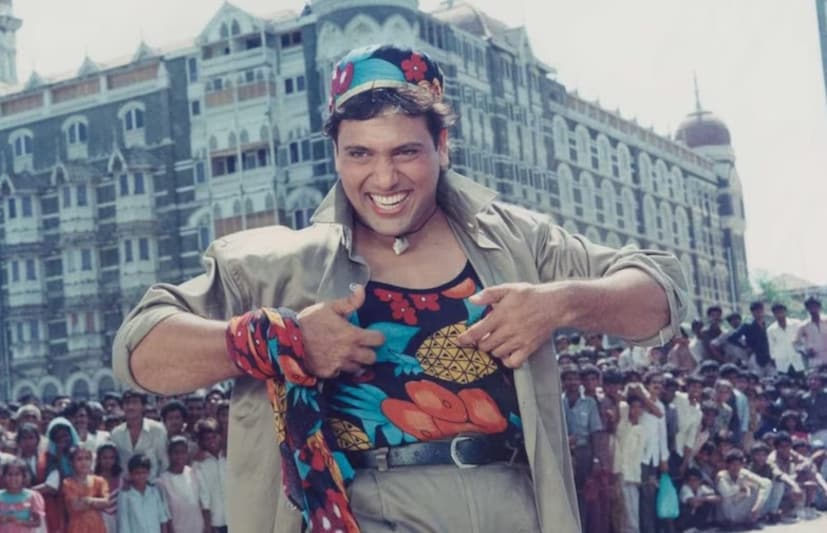 গোবিন্দা: এই তালিকায় দ্বিতীয় নামটি হল সুপারস্টার গোবিন্দার। নব্বইয়ের দশকে বি-টাউন কাঁপিয়ে দিয়েছিলেন তিনি। একই সময়ে ১০-১২টি ছবি করতেন তিনি। সেই সময় এমন কোনও নায়িকা ছিলেন না, যাঁর সঙ্গে গোবিন্দা কাজ করেননি। নব্বইয়ের দশক পর্যন্ত সবই ঠিক ছিল। কিন্তু এরপর ২০০০-এর দিকে তিনি ‘আলবেলা’, ‘দিল নে ফির ইয়াদ কিয়া’, ‘স্যান্ডউইচ’, ‘ফ্রাইডে’, ‘হে ব্রো’, ‘আ গ্যয়া হিরো’-র মতো একাধিক ফ্লপ ছবিতে কাজ করেছেন। ২০১৯ সালে মুক্তিপ্রাপ্ত ‘রঙ্গিলা রাজা’ ছবি তাঁর কেরিয়ারের জন্য দুর্ভাগ্য বয়ে এনেছিল।