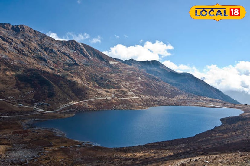Sikkim Landslide: মেঘভাঙা বৃষ্টির জেরে বিরাট ধস সিকিমে, ভয়ঙ্কর পরিস্থিতি! পায়ে হেঁটে পাহাড় থেকে নামছেন পর্যটকেরা Sikkim Landslide: মেঘভাঙা বৃষ্টির জেরে বিরাট ধস সিকিমে, ভয়ঙ্কর পরিস্থিতি! পায়ে হেঁটে পাহাড় থেকে নামছেন পর্যটকেরা