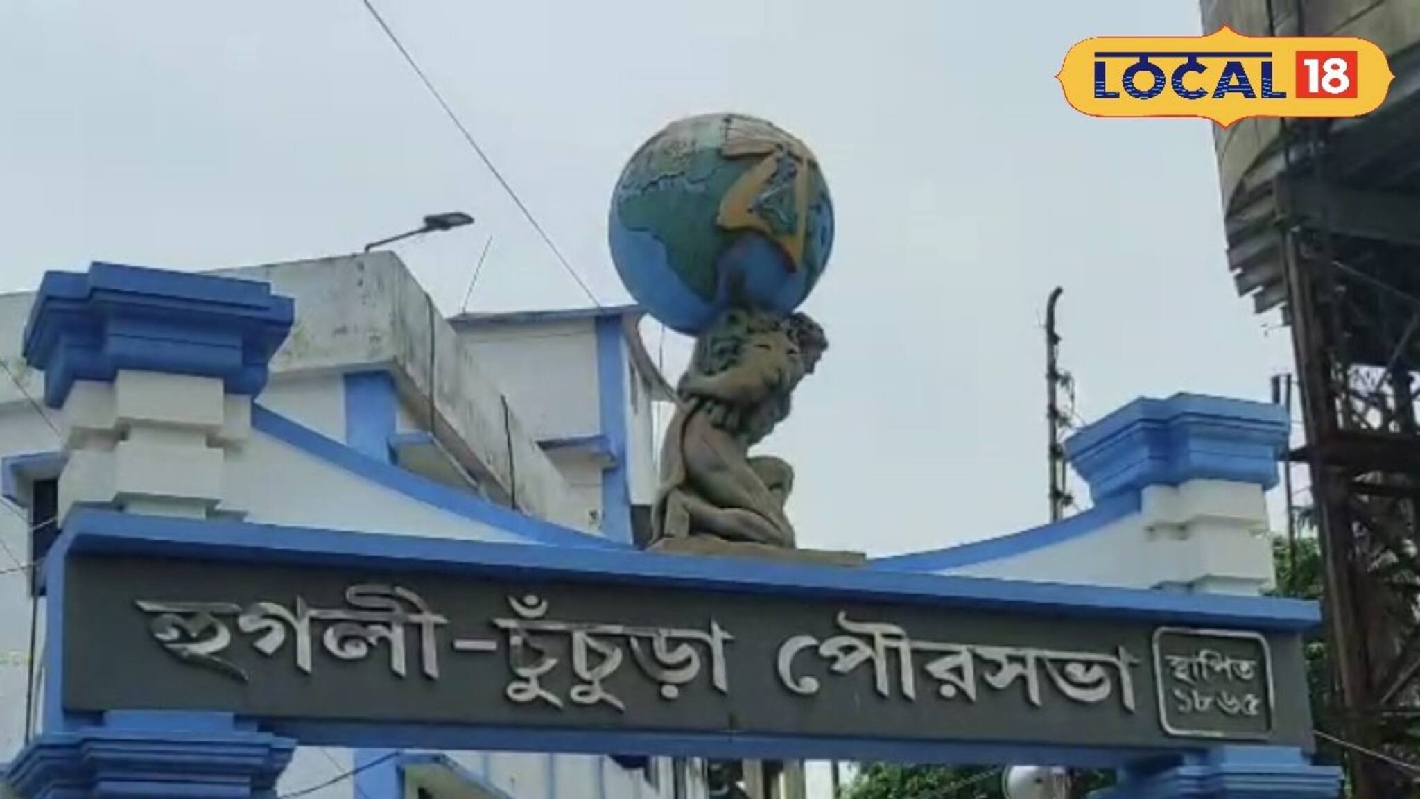 সপ্তাহের প্রথম দিনেই কাজে ব্যাহত চুঁচুড়া পৌরসভা !গেট আটকে প্রতিবাদে অস্থায়ী কর্মচারীরা