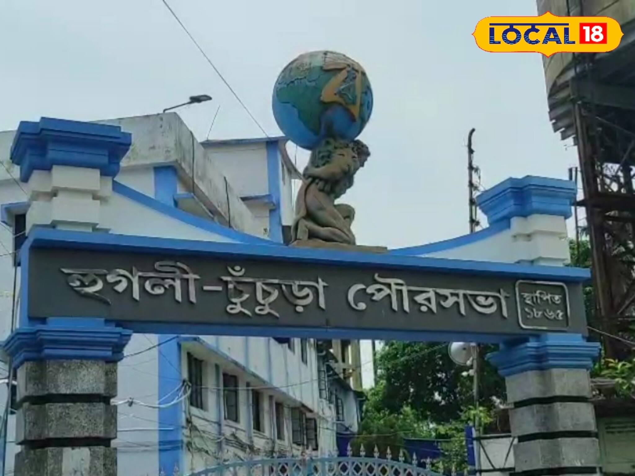সপ্তাহের প্রথম দিনেই কাজে ব্যাহত চুঁচুড়া পৌরসভা !গেট আটকে প্রতিবাদে অস্থায়ী কর্মচারীরা