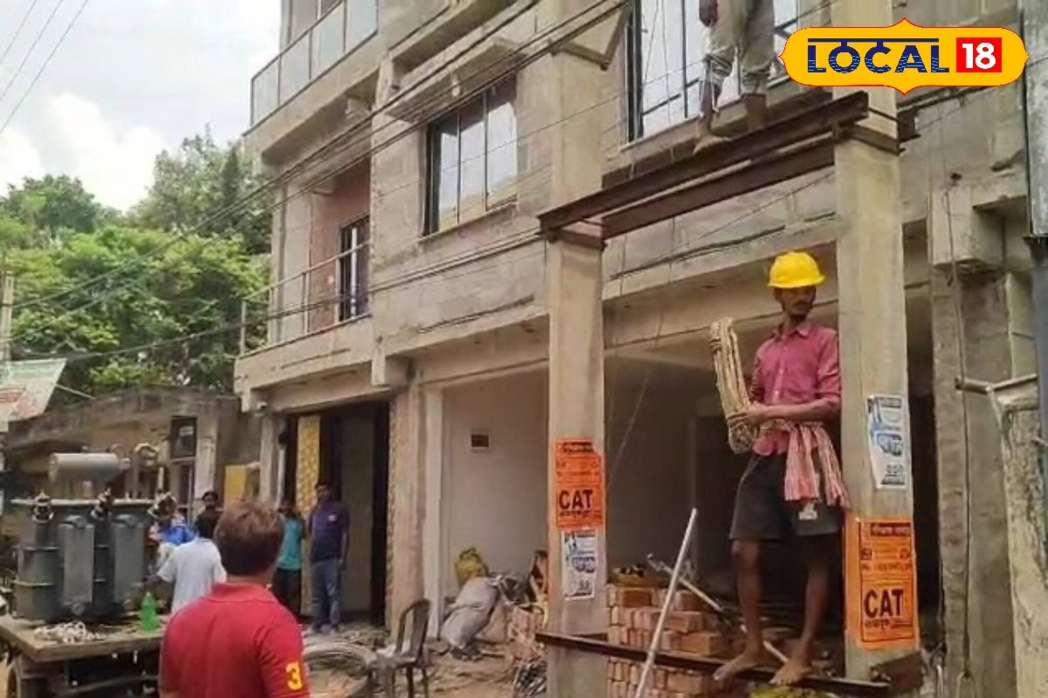 পিচ রাস্তার একেবারে ধারে ট্রান্সফর্মার বসানোকে কেন্দ্র করে উত্তেজনা