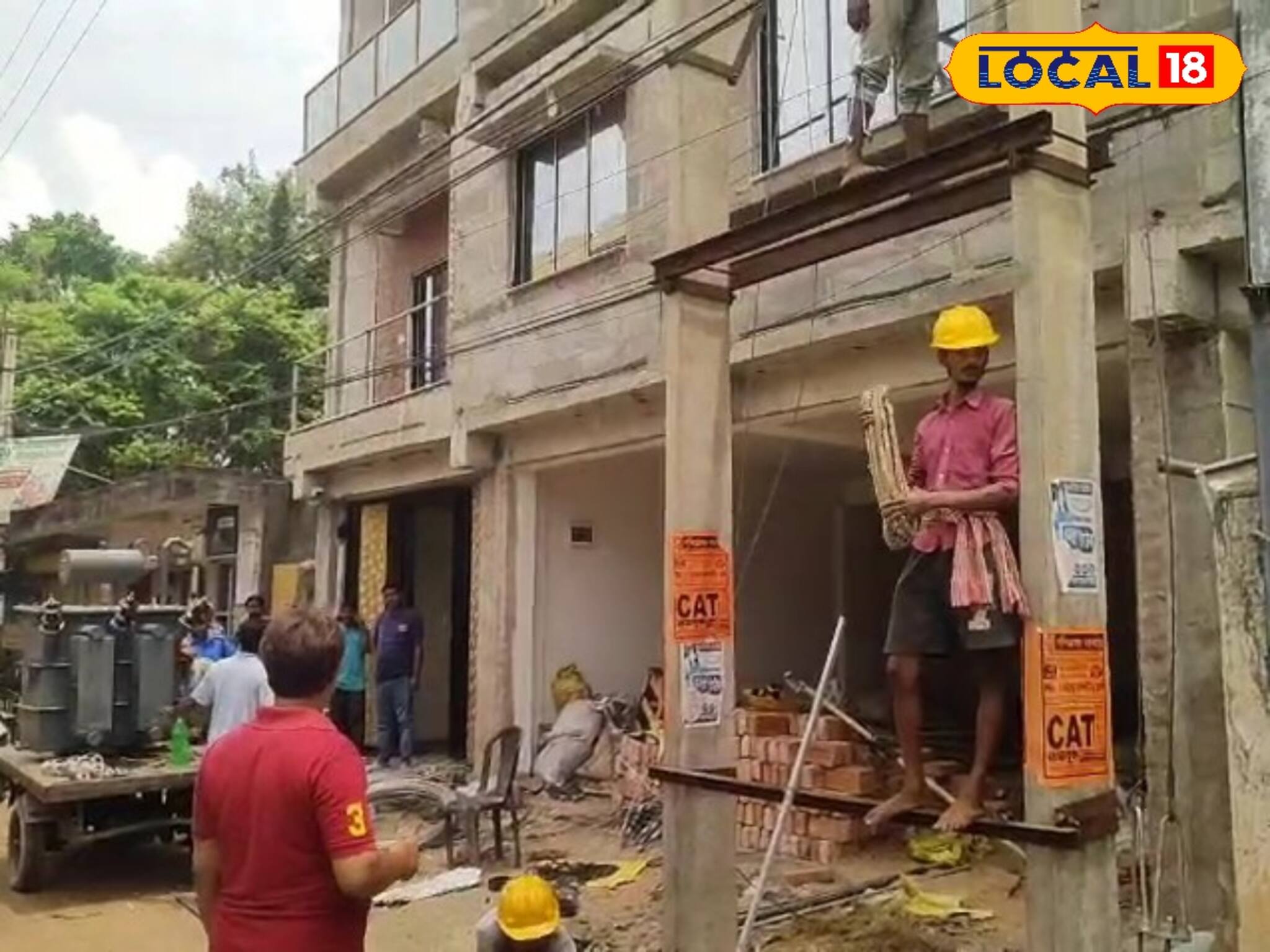 পিচ রাস্তার একেবারে ধারে ট্রান্সফর্মার বসানোকে কেন্দ্র করে উত্তেজনা