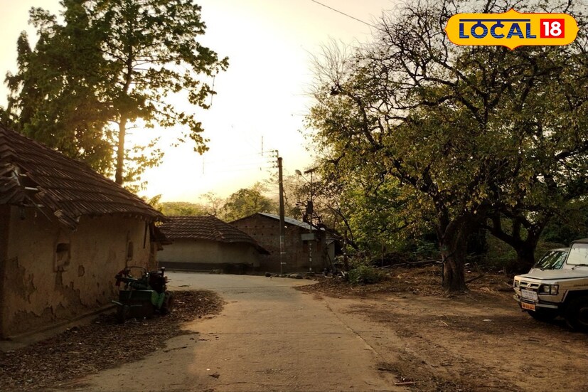 পড়ন্ত বিকেলে পাহাড়ের কোলে আদিবাসী ছোট্ট গ্রাম। এই গ্রামে এলে ভুলে যাবেন মানব সভ্যতার কচকচানি।