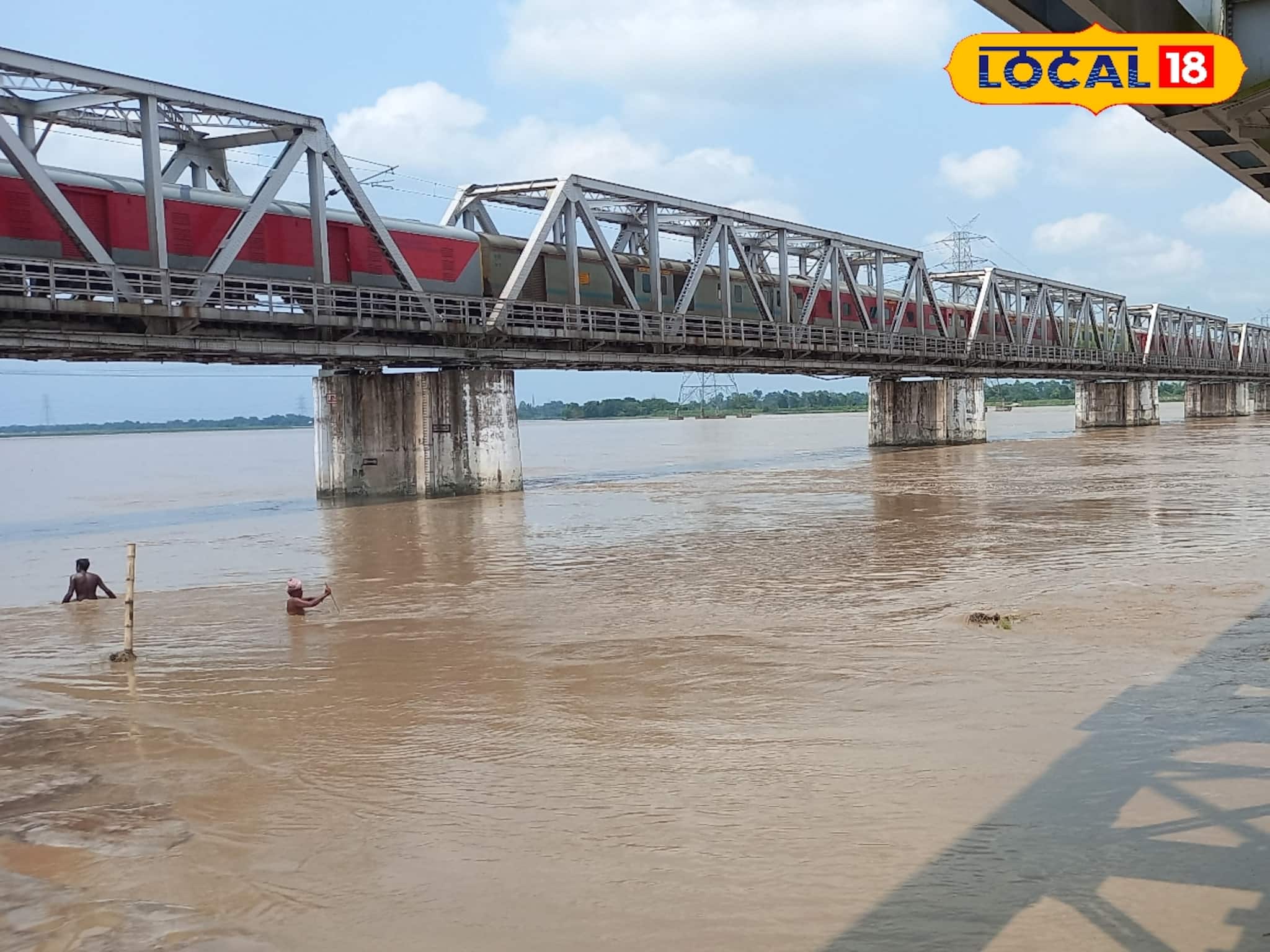 তিস্তার স্রোতেই জীবনের গল্প লেখেন ওঁরা! ভেসে আসা কাঠই বাঁচার লড়াই