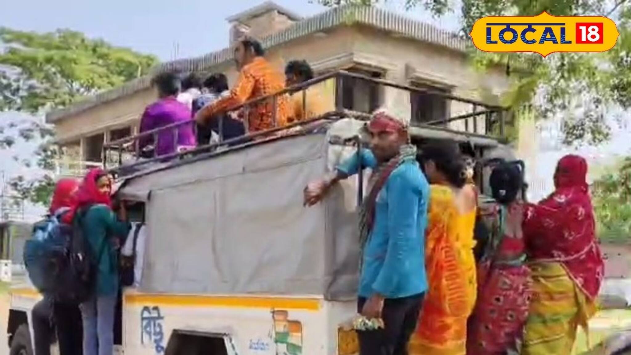 জীবনের ঝুঁকি নিয়ে বাদুরঝোলায় চলছে যাতায়াত! দীর্ঘ আট বছর এই রাস্তায় নেই বাস