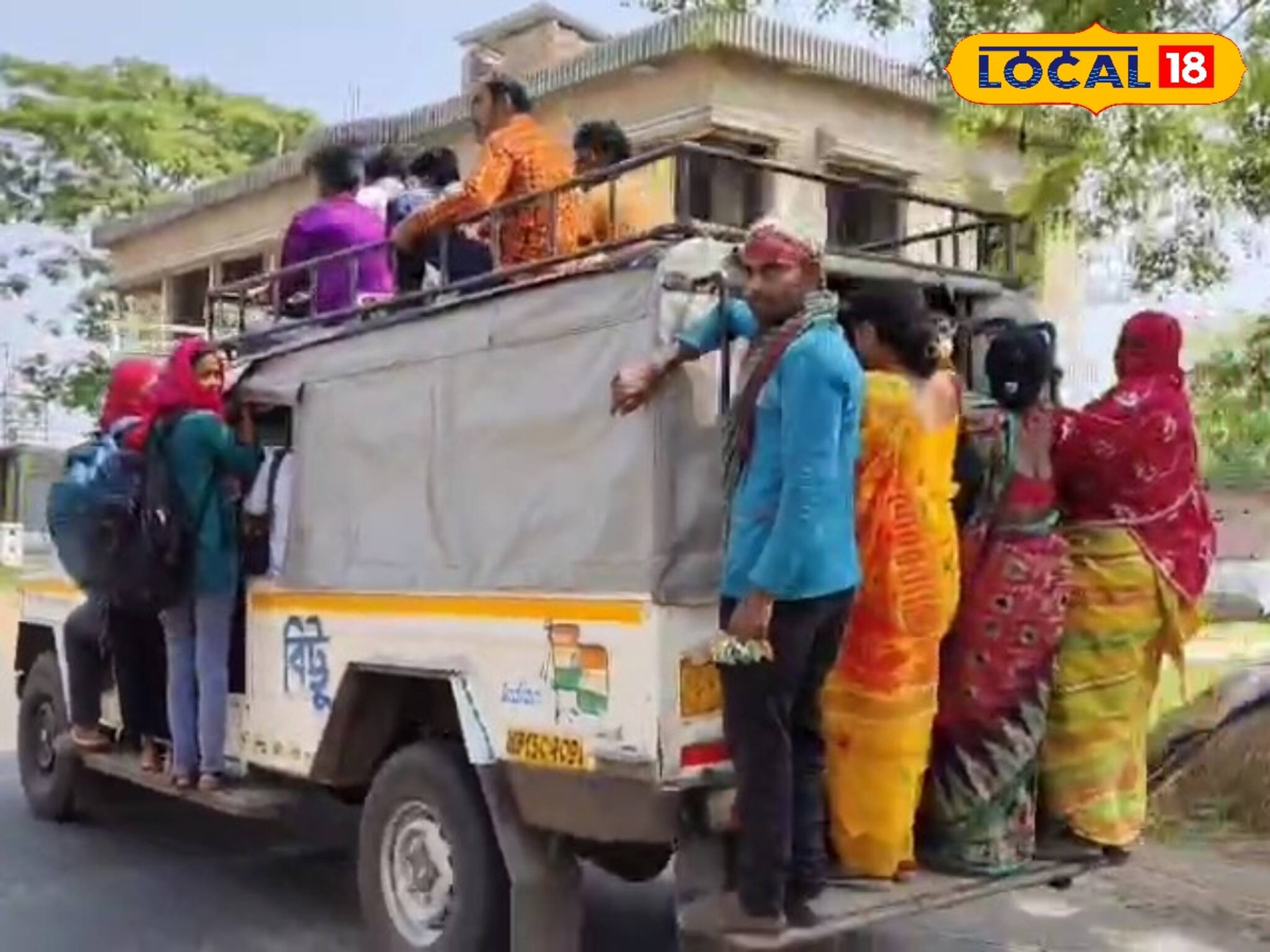 জীবনের ঝুঁকি নিয়ে বাদুরঝোলায় চলছে যাতায়াত! দীর্ঘ আট বছর এই রাস্তায় নেই বাস