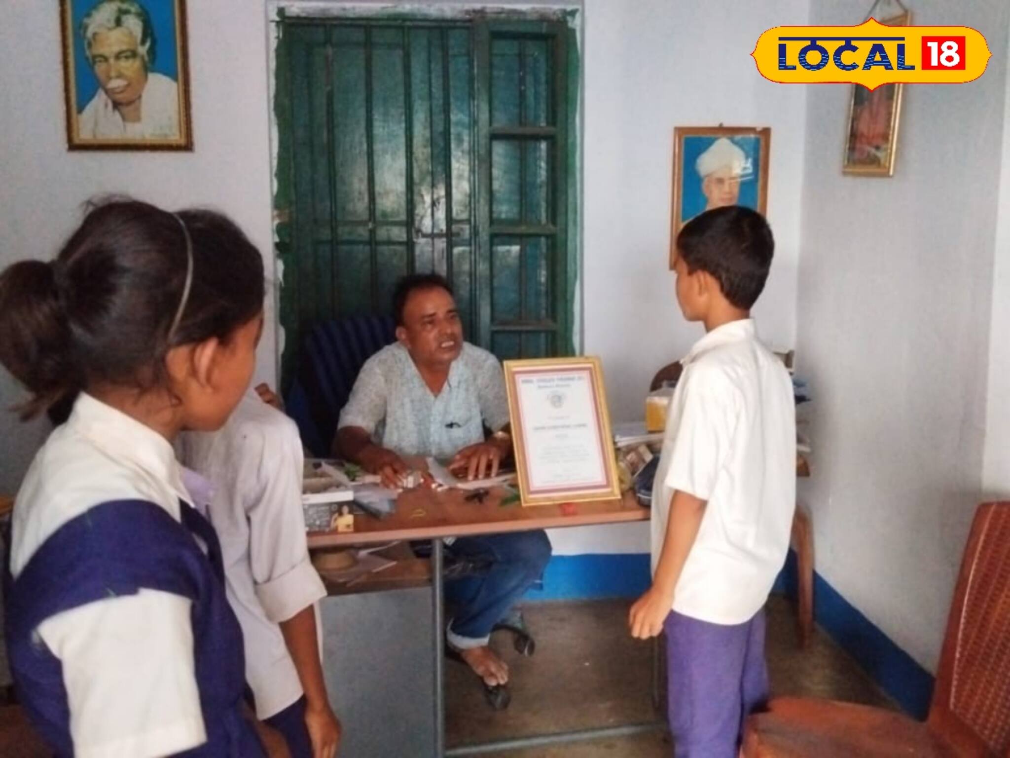 বয়স ১০ পেরোয় নি, এখন থেকেই দাবিদাওয়া আদায়ে খুদে পড়ুয়াদের ডেপুটেশন!