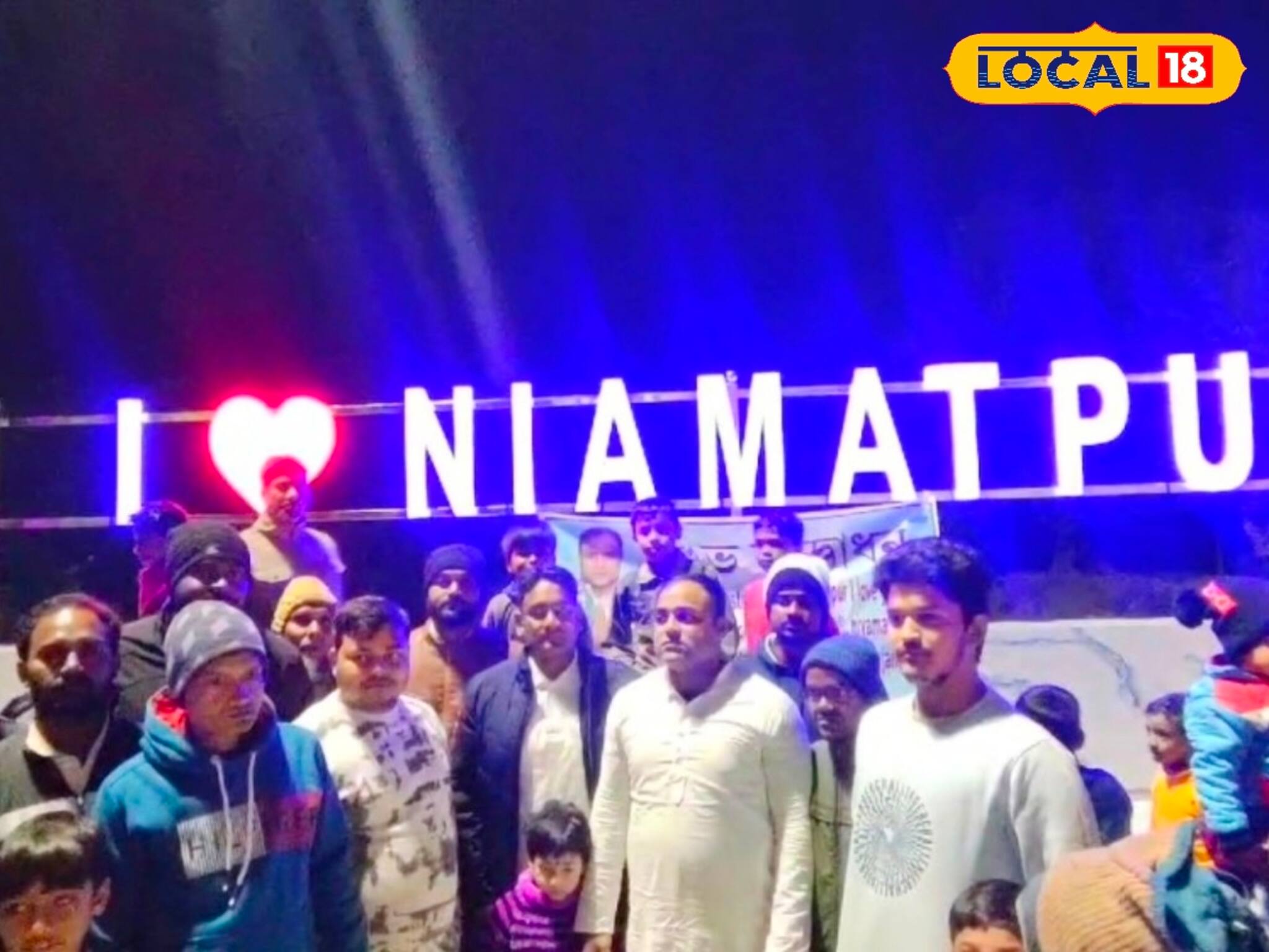 শুধু শহর কেন! এবার গ্রামেও সেলফি জোন! নতুন কিছু পেতেই সেলফি তুলতে হুড়োহুড়ি গ্রামবাসীদের