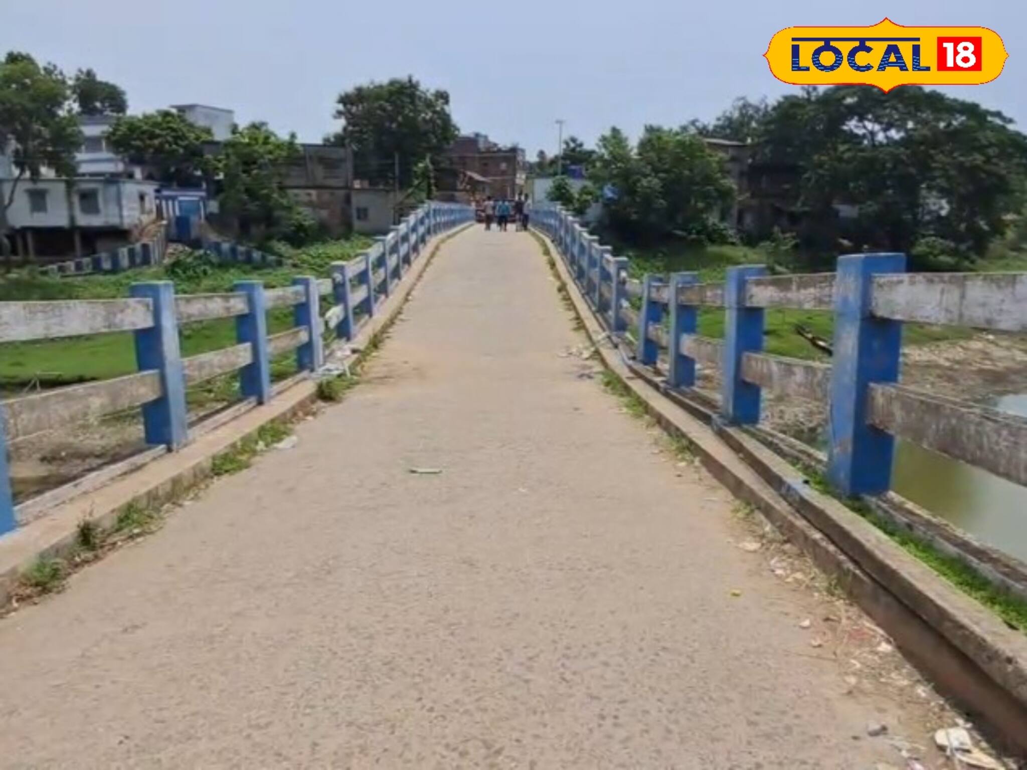 দুই জেলার সংযোগকারী সেতু ভেঙে গিয়েছে মাঝ বরাবর!  তার মধ্যেই চলছে ঝুঁকির যাতায়াত