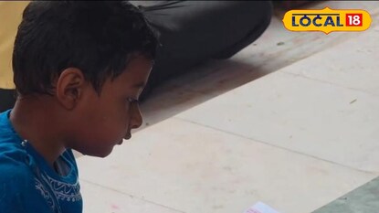 তারাপীঠ মন্দিরে মহাভারতের কমিক হাতে বালক