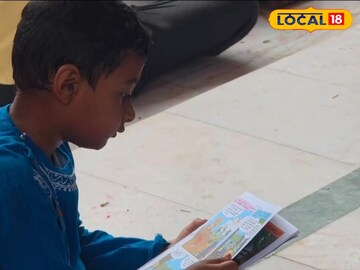 তারাপীঠ মন্দিরে মহাভারতের কমিক হাতে বালক