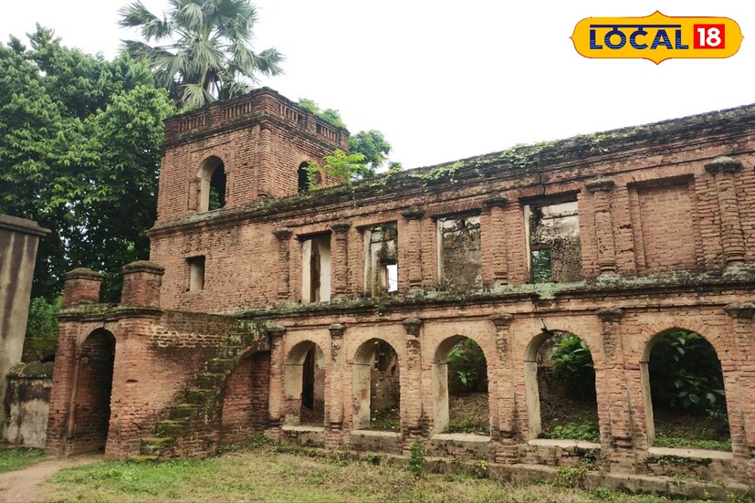 প্রায় ৪০০ বছর আগে বারু ভূঁইয়ার অত্যাচারে বাংলাদেশ থেকে প্রতাপ আদিত্যের বংশধররা আসেন বাঁকুড়া জেলায়