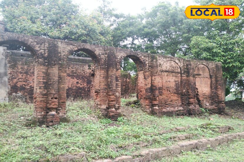 প্রতিষ্ঠিত হয় মা মৃন্ময়ীর মন্দির। সেই তখন থেকেই প্রায় ৪০০ বছর ধরে নিম কাঠের মূর্তি পূজিত হয়ে আসছে মহা সমারহে।